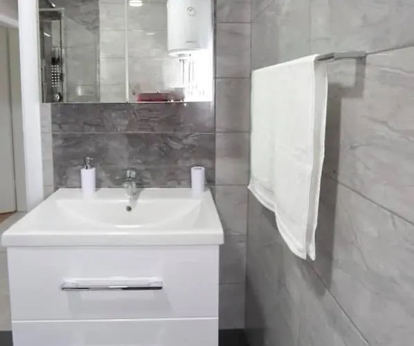 Nikic アパート ビビニェ